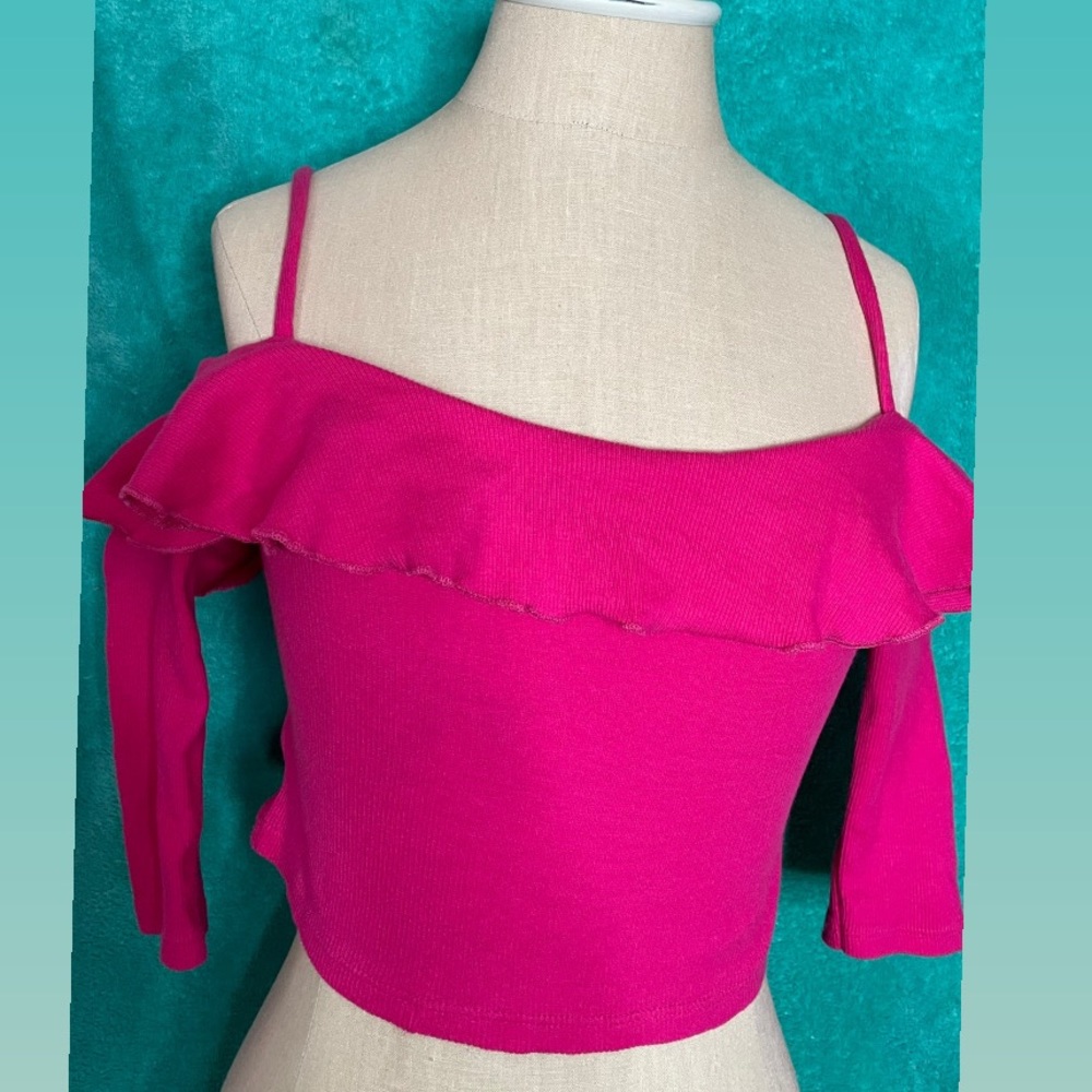 Zara Trafaluc cropped off the shoulder